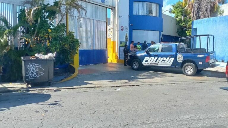 Dos guardias de seguridad de una empresa cervecera desaparecieron en Playa del Carmen. No hubo signos de violencia ni nada robado.