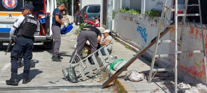 Mujer cae de escalera y se ensarta pierna en una varilla 