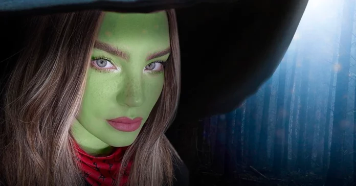 Otro enculado por Belinda se tatúa algo sexy de la cantante en el pecho