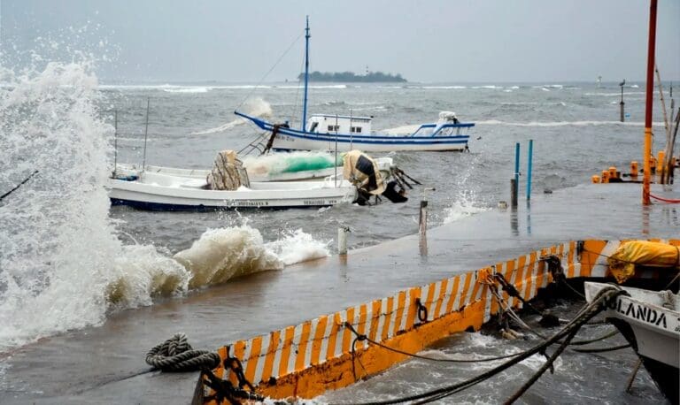 Tormenta tropical ‘Karl’ se  aproxima y amenaza a costas mexicanas