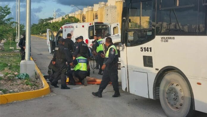 Choque de autobús con mototaxis deja a 3 personas graves en Playa del Carmen