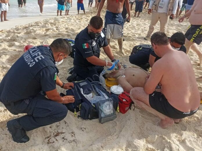 Rescatan a extranjero de morir ahogado en Cancún