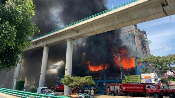 VIDEO: Se registra fuerte incendio en Galerías el Triunfo de San Jerónimo en CDMX
