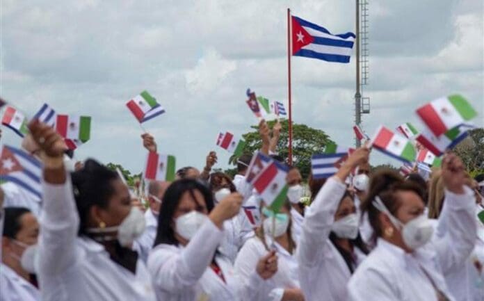 El gobierno federal busca recltar a 749 médicos extranjeros especialistas, quienes trabajarían en hospitales de localidades lejanas.
