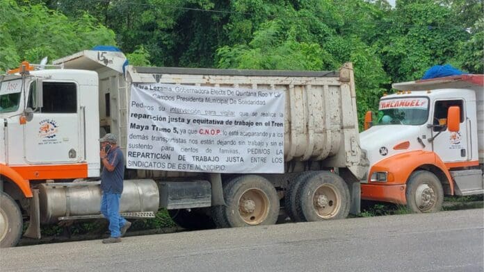 Protestan volqueteros con caravana en Playa del Carmen por contrataciones para el Tren Maya