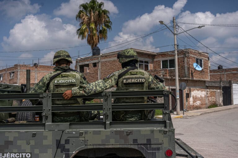 Revela hackeo de Guacamaya que militares han vendido armas al crimen organizado