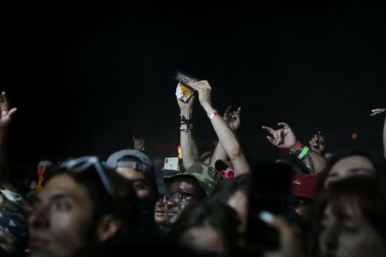 VIDEO: Hombre avienta queso a asistentes de un concierto