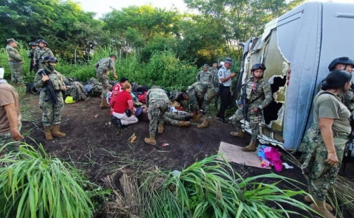Vuelca camión de la Marina en Oaxaca; hay 17 heridos y un muerto