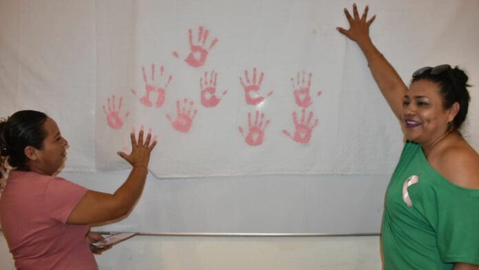 Imparten en Puerto Morelos conferencia sobre prevención y detección del cáncer de mama