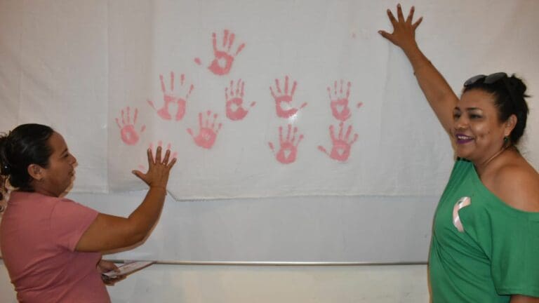 Imparten en Puerto Morelos conferencia sobre prevención y detección del cáncer de mama