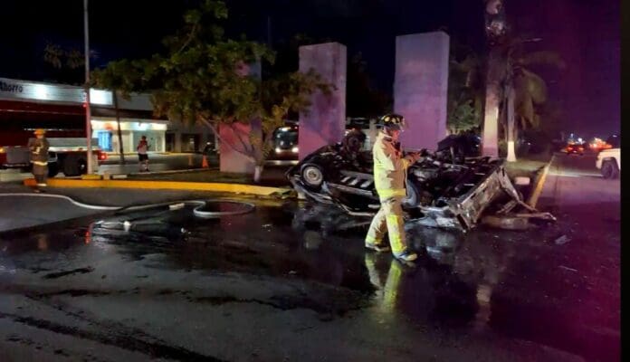 Combi se incendia tras chocar contra semáforo en la avenida José López Portillo de Cancún  
