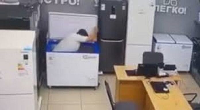 Un ladrón queda atrapado tras esconderse dentro de un frigorífico