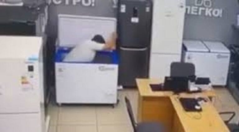 Video: Un ladrón queda atrapado tras esconderse dentro de un frigorífico
