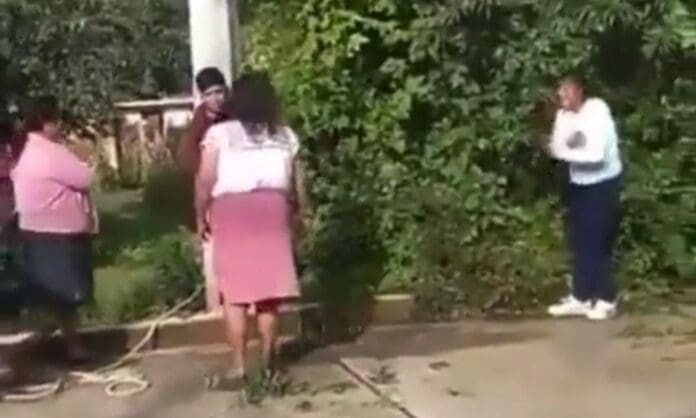 Unas señoras le dieron una lección con unas varas a unos presuntos ladrones. Les dieron unos azotes para que aprendan que eso no se hace.