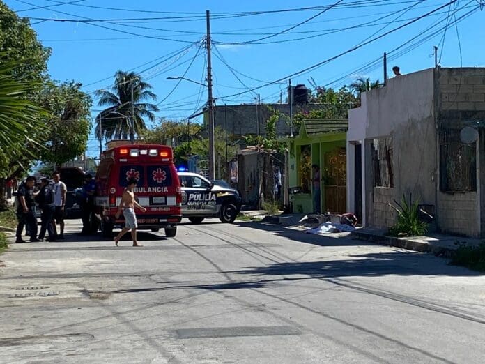 Ejecutan a una mujer en motocicleta, en la Región 221 de Cancún 