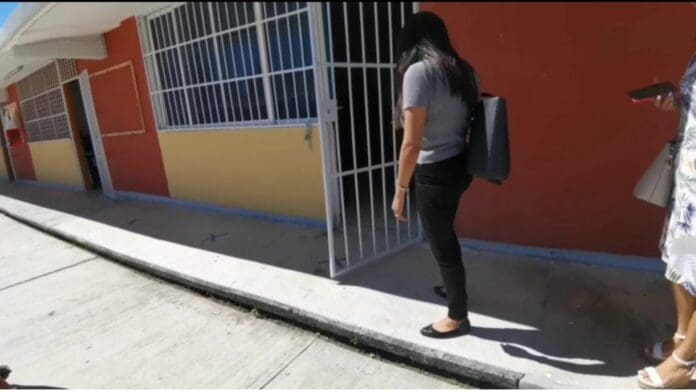 Padres de familia denuncian hundimiento de un aula en primaria de Playa del Carmen