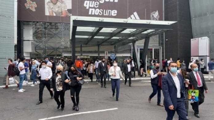 Desalojan centro comercial Perisur por amenaza de bomba