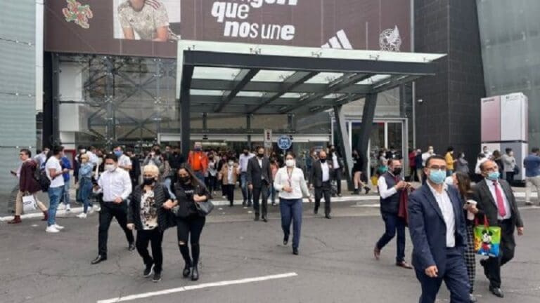 Video: Desalojan centro comercial Perisur por amenaza de bomba