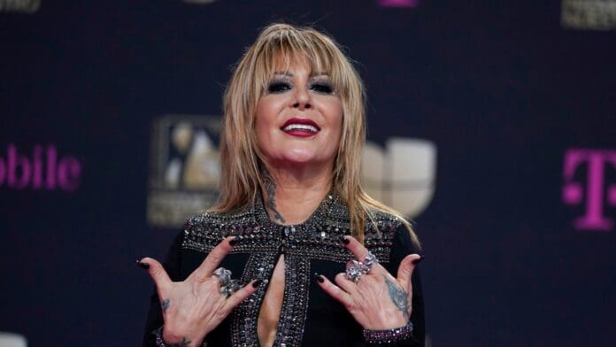 Alejandra Guzmán muestra las radiografías del daño en su cadera tras la caída en el escenario