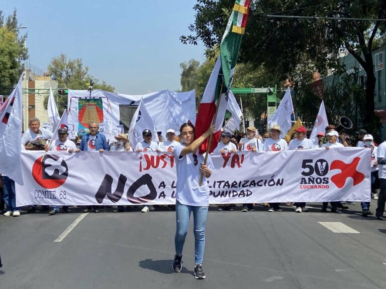 “No a la militarización”: A 54 años de la masacre de Tlatelolco, mexicanos no olvidan