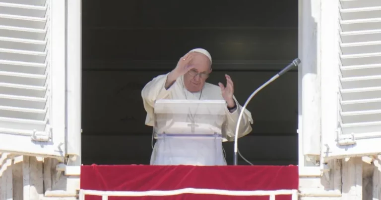 El Papa Francisco pide al presidente de Rusia detener la “espiral de violencia y muerte” en Ucrania