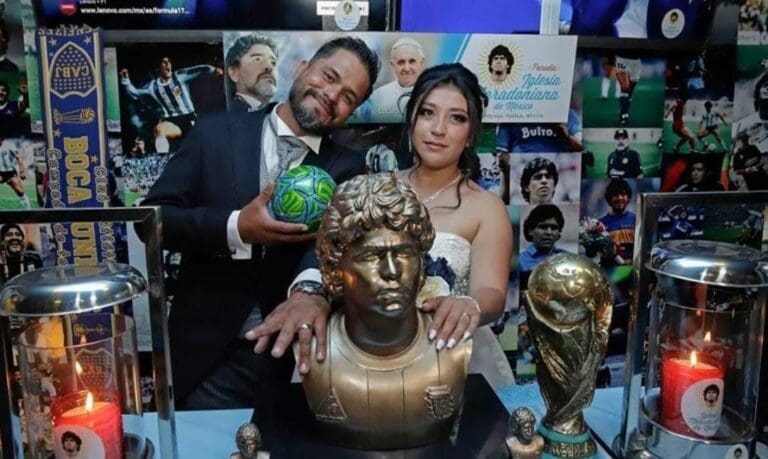 Se ha casado la primera pareja mexicana en la Iglesia de Maradona que se ubica en el estado de Puebla. Todo un acontecimiento.