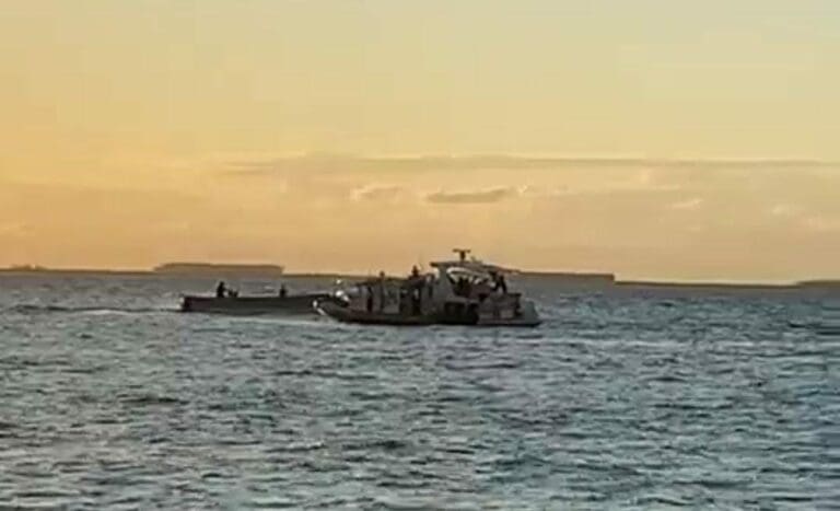 Sujetos armados llegaron a amenazar a a bañistas que se encontraban en una embarcación, incluso había niños. Unos Piratas del Caribe.