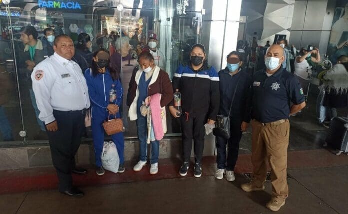 Rescatan a 2 jóvenes secuestradas por trailero en Naucalpan