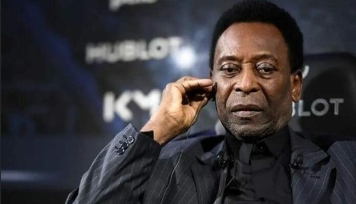 Pelé, el mítico jugador brasileño fue internado en un hospital. Se pensaba que estaba su grave, su hija dijo que es un chequeo de rutina.