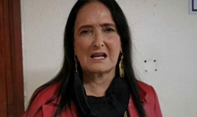 La legisladora Patricia Armendáriz fue abucheada en un evento, y todo por defender al presidente de la república.