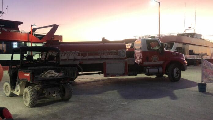 Arriban tarde, pipas y autoridades a Holbox 