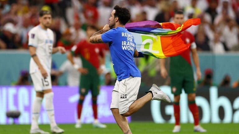 Un aficionado invade el campo con una bandera LGBT durante el partido entre Portugal y Uruguay