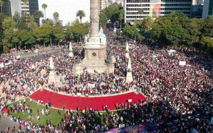 Policías impiden que simpatizantes de FRENA y AMLO coincidieran