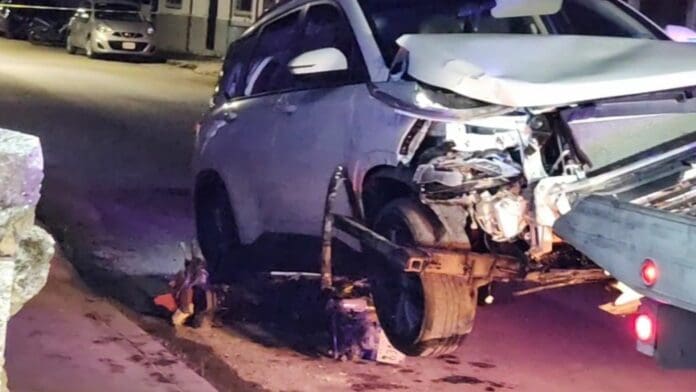 Camioneta embiste a motocicleta y la arrastra por más de un kilómetro, en el centro de Cozumel