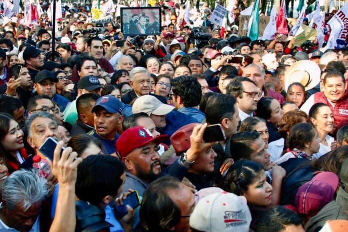 Marcha de AMLO: López Obrador avanza junto a miles de personas