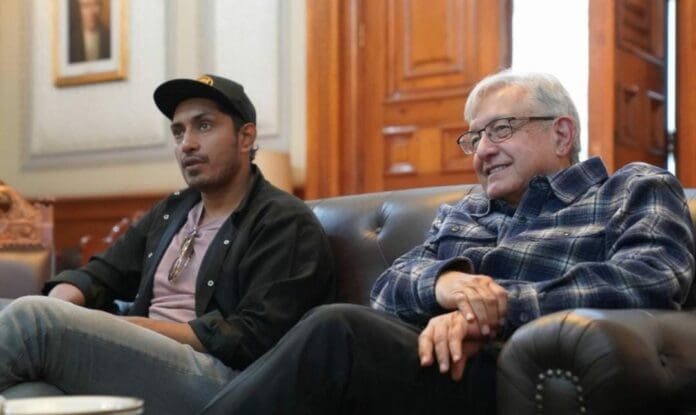 AMLO vio el juego de México contra Argentina en compañía del actor Tenoch Huerta. Y la gente en internet reaccionó a ello.