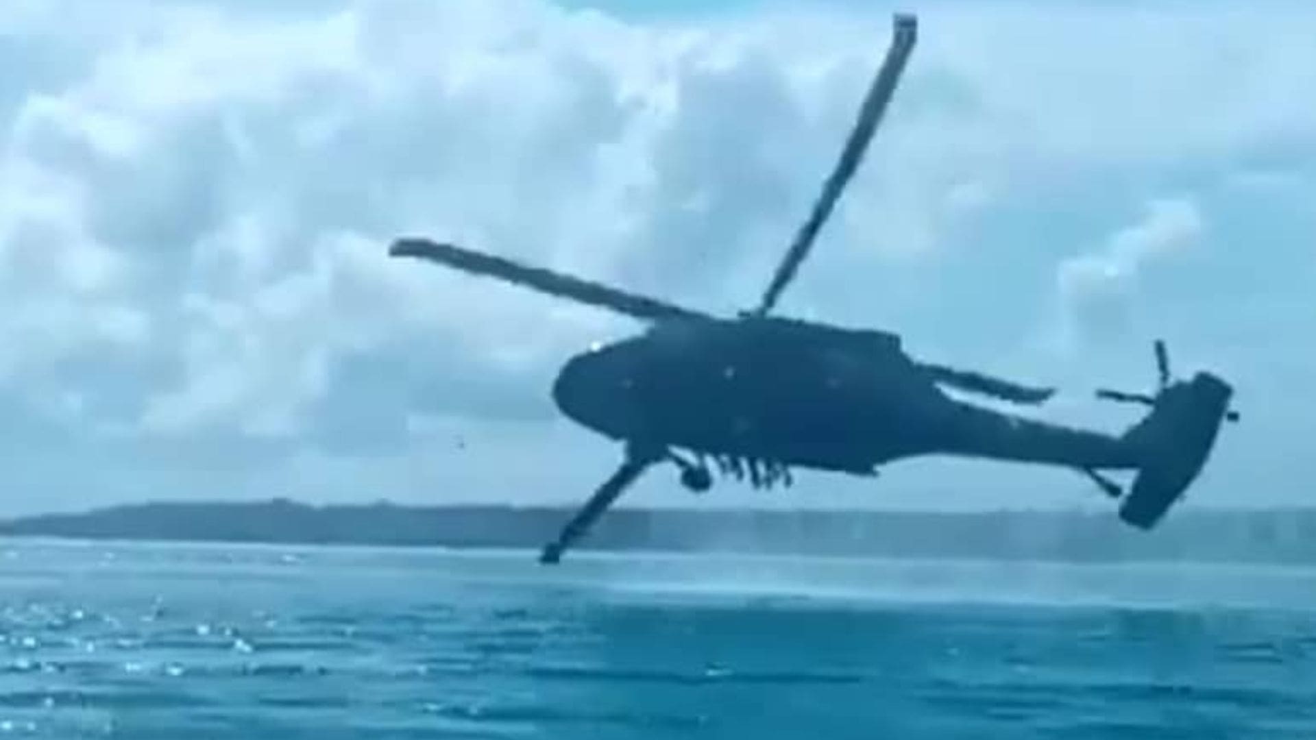 VIDEO: Helicóptero de la Fuerza Aérea Mexicana casi impacta en la laguna de Bacalar