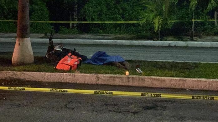 Muere repartidor de Rappi tras impactarse contra palmera en la avenida Sayil de Cancún  