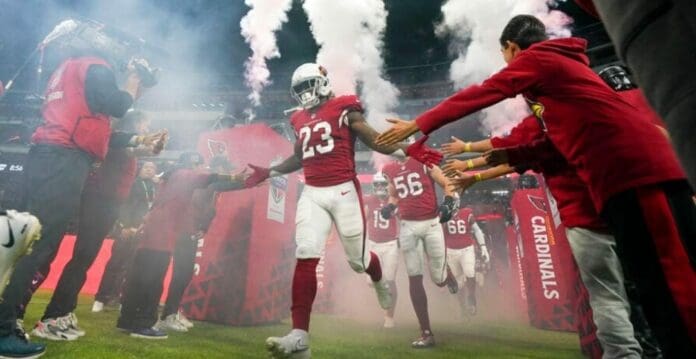 Un entrenador de los Cardenales de Arizona fue despedido por tocar de manera imapropiada a una mujer en la Cdmx.