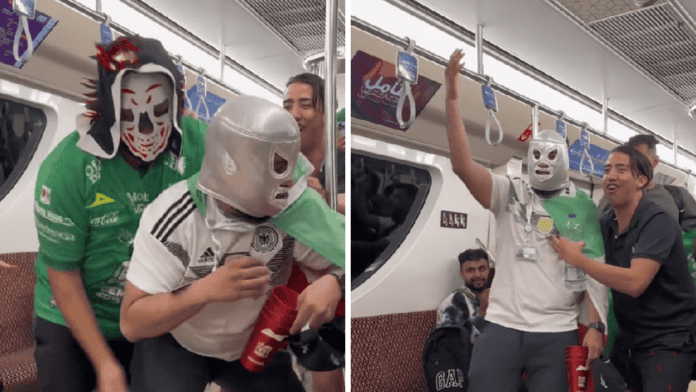 Mexicanos arman show de lucha libre en el Metro de Qatar