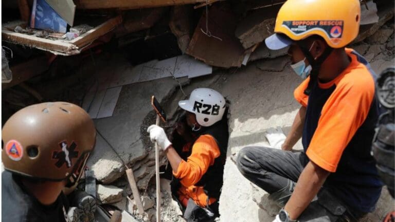 VIDEO: Rescatan con vida a niño de seis años dos días después del sismo en Indonesia