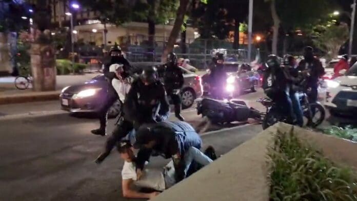 Motociclistas y policías se agarraron a golpes durante protesta por nuevas reglas en CDMX