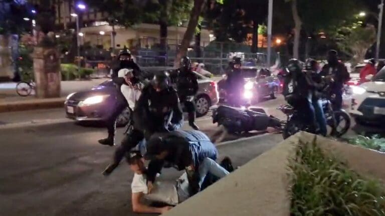 Motociclistas y policías se agarraron a golpes durante protesta por nuevas reglas en CDMX