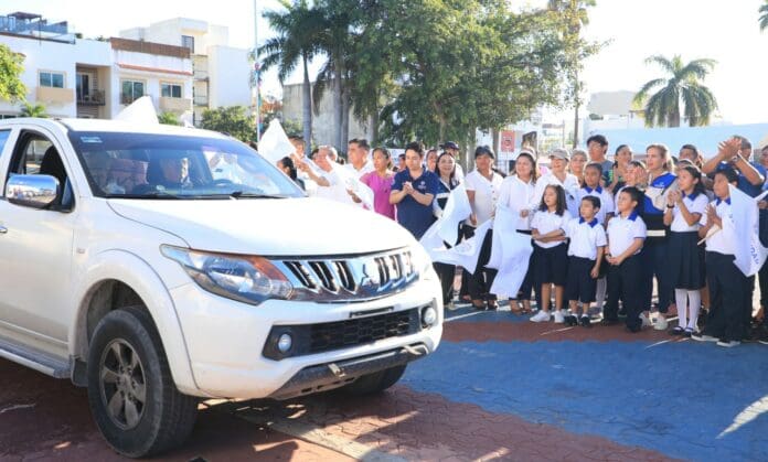 Lili Campos dota de uniformes a 33 mil niños y niñas de Solidaridad 