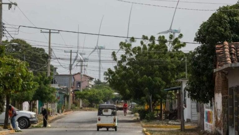 Una empresa española usó artimañas para colocar parques eólicos en comunidades de Oaxaca. Ahora deberá devolver las tierras.
