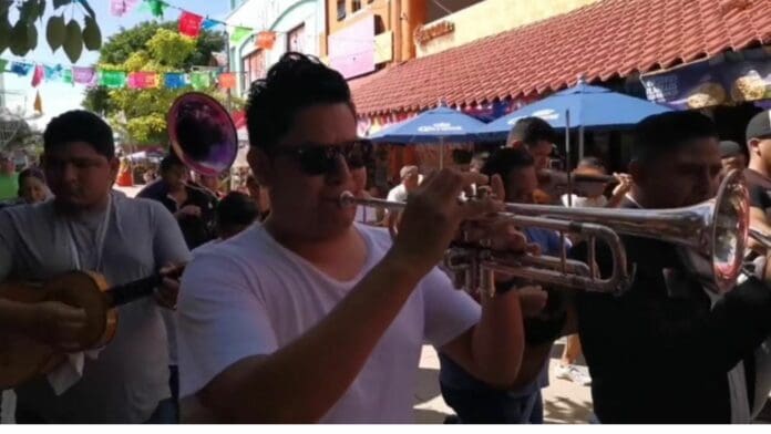 Celebran músicos de Playa del Carmen su día; han sufrido falta de pago de restaurantes y hoteles
