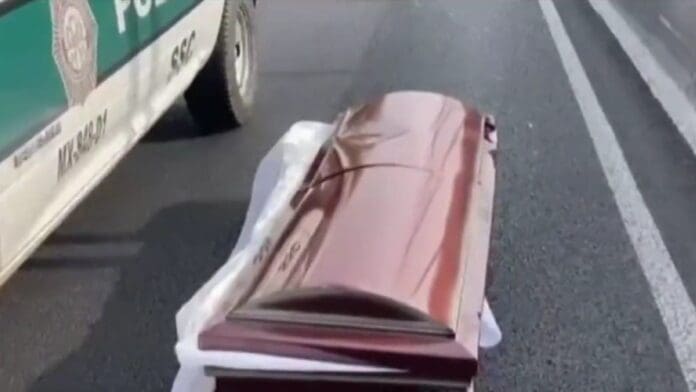 Abandonan ataúd en calle de CDMX