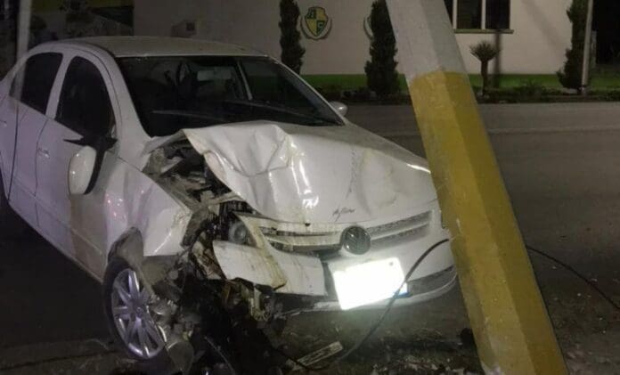 Conductora se estrella contra poste y deja sin electricidad a fraccionamiento de Torreón