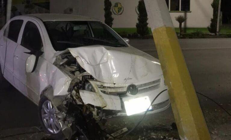 Conductora se estrella contra poste y deja sin electricidad a fraccionamiento de Torreón