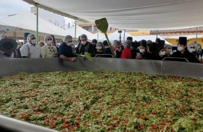 En Michoacán rompen el récord del guacamole más grande del mundo